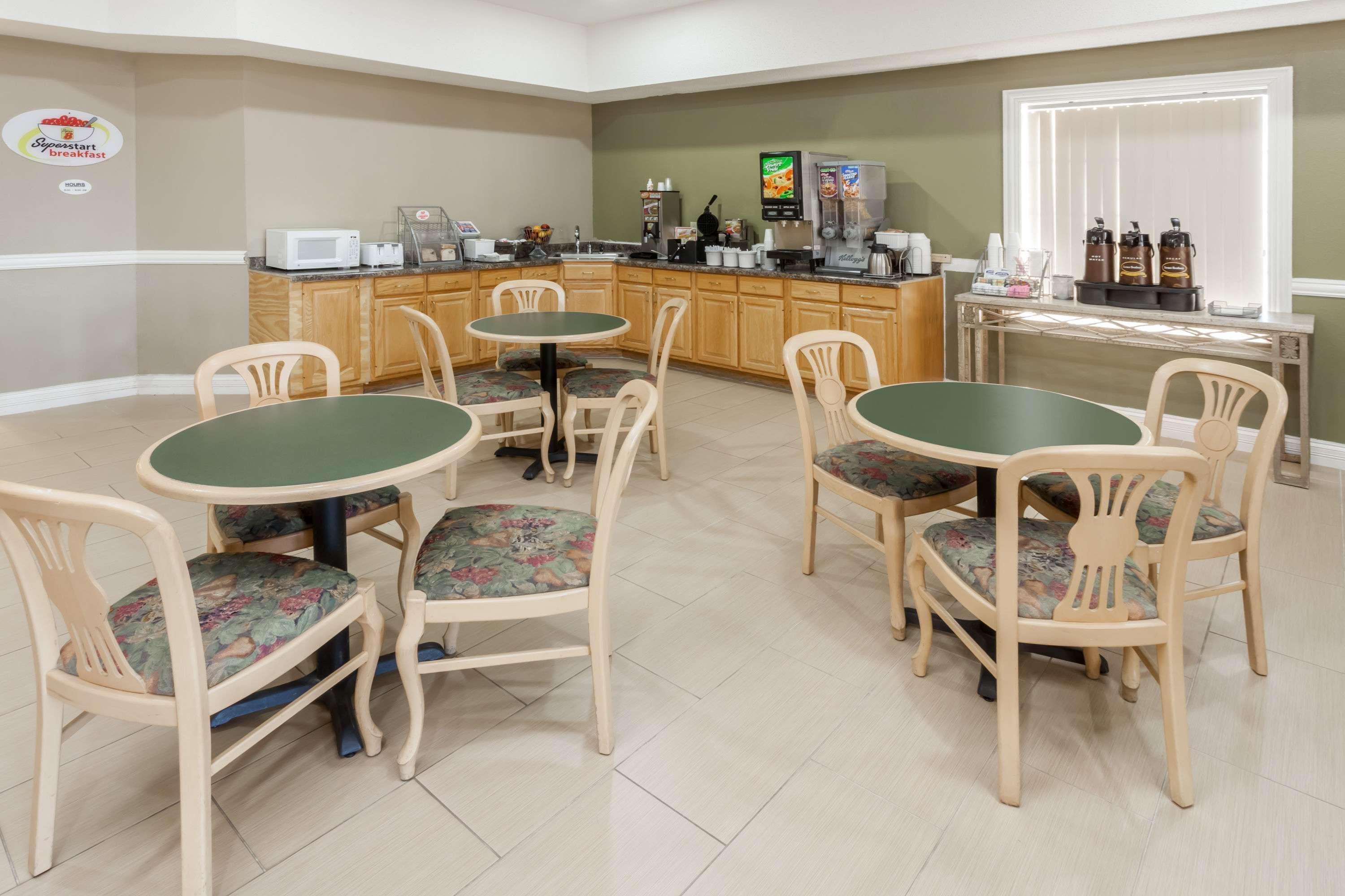 Super 8 By Wyndham Rochester Bagian luar foto