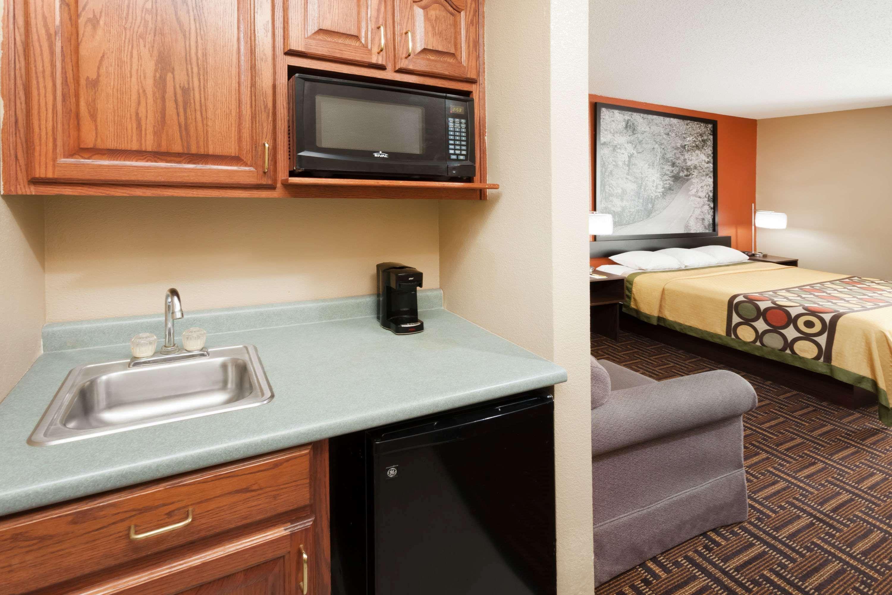 Super 8 By Wyndham Rochester Bagian luar foto