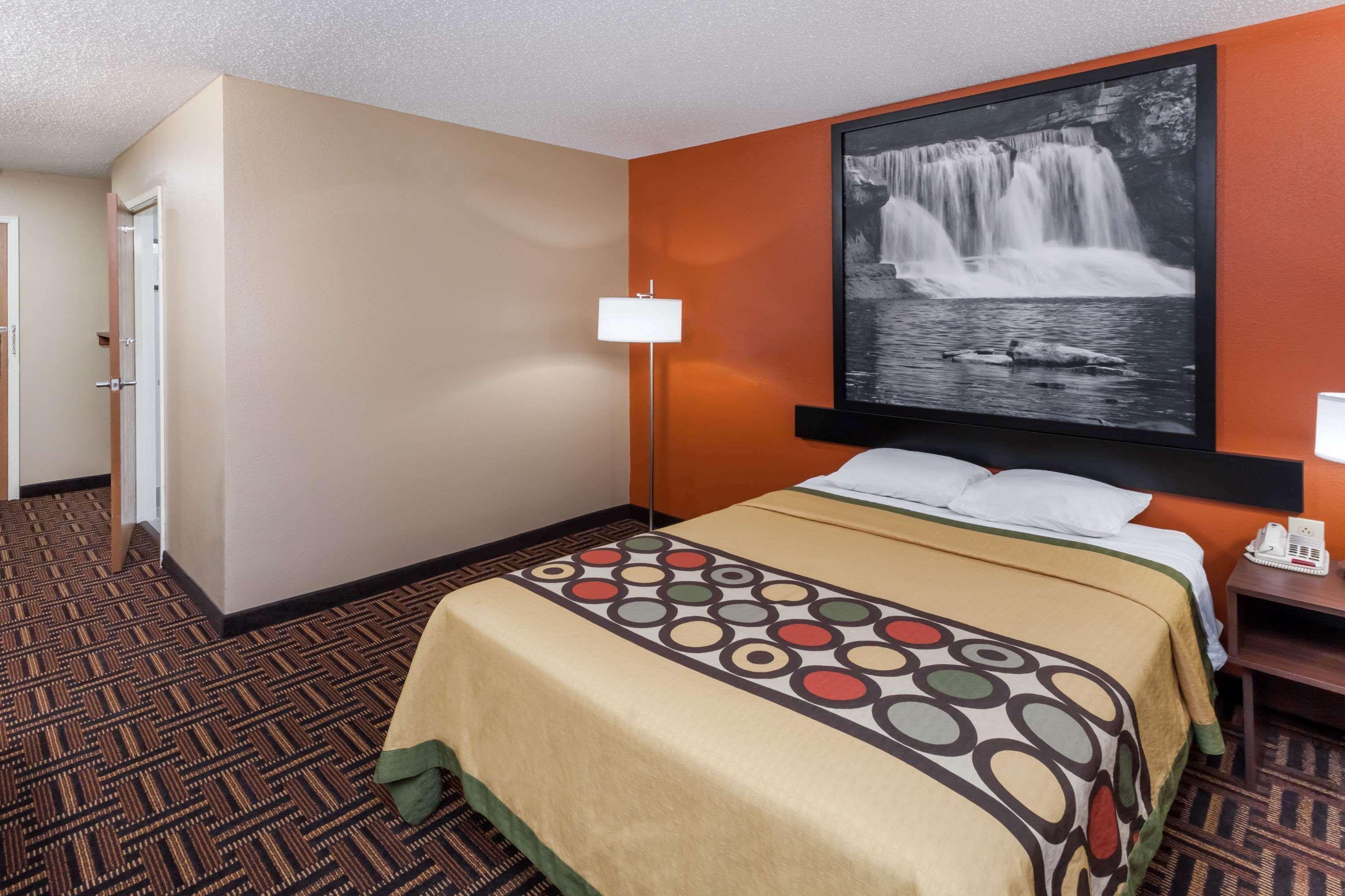 Super 8 By Wyndham Rochester Bagian luar foto