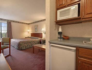 Super 8 By Wyndham Rochester Bagian luar foto