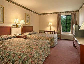 Super 8 By Wyndham Rochester Bagian luar foto